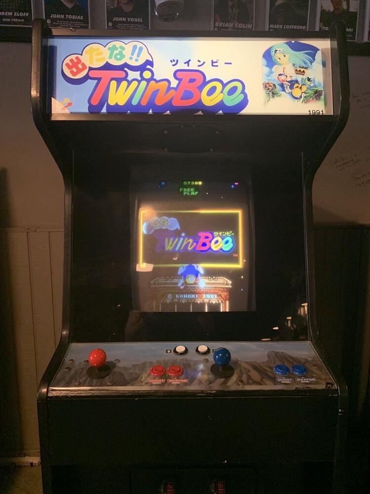Máquina TwinBee, versão japonesa, em fliperama mal iluminado.