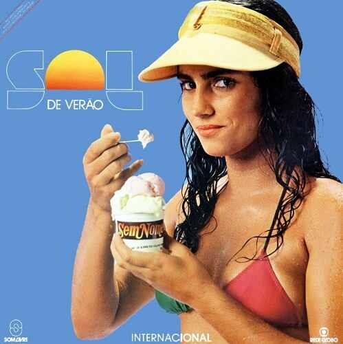 Capa do disco da trilha sonora internacional da novela Sol de Verão, mostrando a atriz Malu Mader, de biquíni, viseira e cabelos molhados, consumindo um sorvete.