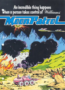 Flyer do jogo Moon Patrol (1982), com ilustração de um buggy de 6 rodas, em verdejante(?) cenário lunar, em meio a uma batalha, enquanto naves sobrevoam.