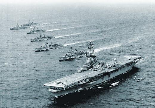 Foto em preto e branco do USS Forrestal e navios de apoio