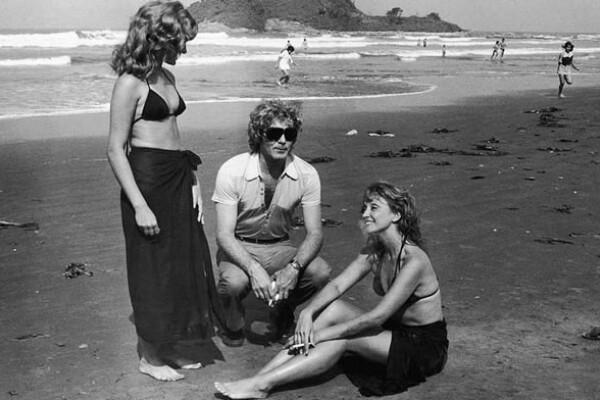 Foto em preto e branco de cena da versão original de Mulheres de Areia