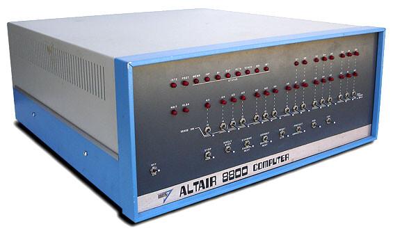 Foto de um computador Altair 8800, com seu painel de chaves e luzes.