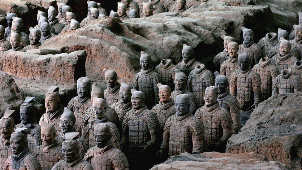 Foto mostra algumas dezenas dos guerreiros de terracota, estátuas em tamanho natural, em uniforme militar, cada uma com rosto e expressão diferente, enfileiradas como se estivessem prontas para marchar.