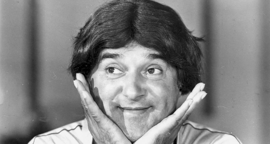 Foto em preto e branco de Mauro Gonçalves caracterizado como seu personagem Zacarias.