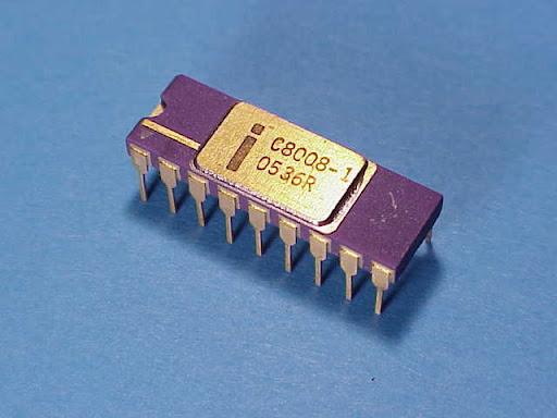 Foto de um chip Intel 8008, com 9 pinos visíveis na imagem.