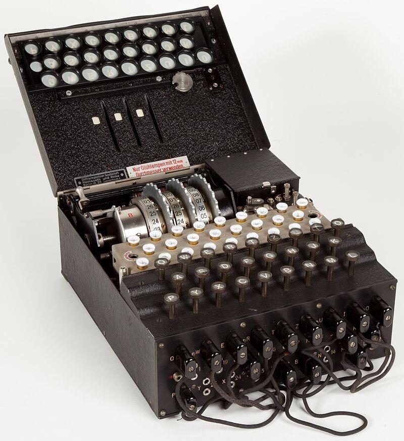 Uma máquina Enigma portátil, com teclado alfabético e 3 rotores criptográficos