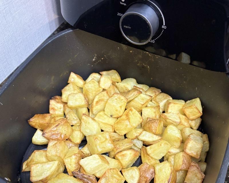 Foto da cuba da minha air fryer, com cerca de 800g de batata cortada em cubos, já pronta para servir, com uma cor bem dourada/