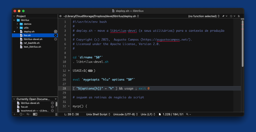 Imagem com fundo azul, mostrando o editor de texto BBEdit, com o arquivo deploy.sh aberto, onde pode ser visto o texto a seguir, correspondente ao seu cabeçalho:<br><br>#!/usr/bin/env bash<br>#<br># deploy.sh - move a libtrilux-devel (e seus utilitários) para o contexto de produção<br>#<br># Copyright (c) 2025,  Augusto Campos (https://augustocampos.net/).<br># Licensed under the Apache License, Version 2.0.<br>#<br><br>cd `dirname “$0“`<br>. libtrilux-devel.sh<br><br>USAGE=“$…”<br><br>eval `mygetopts “hlu“ options “$@“`<br><br>[ “${options[h]}“ = “h“ ] && usage ; exit 0<br><br># seguem as rotinas de negócio do script<br> 