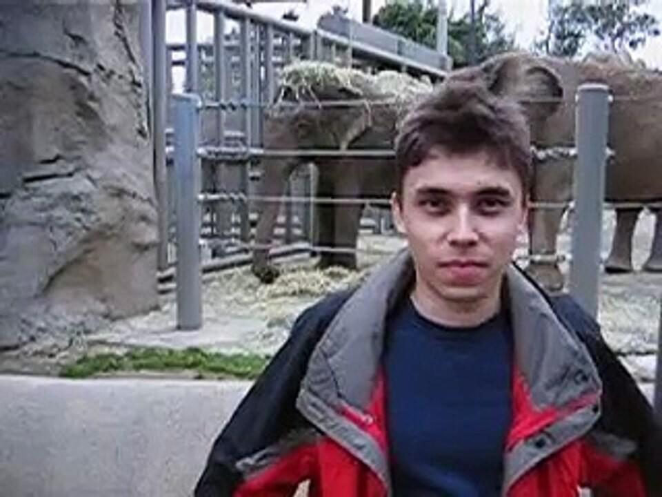 Trecho do vídeo, com o autor em frente aos elefantes no zoológico