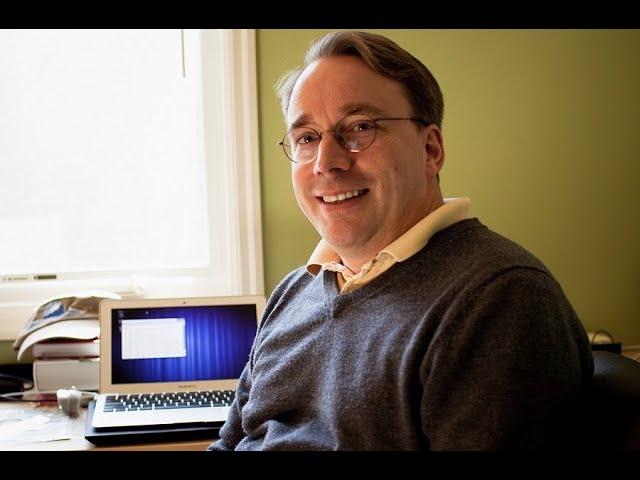 Foto de Linus Torvalds em 2022, com um MacBook M2 em sua mesa de trabalho.